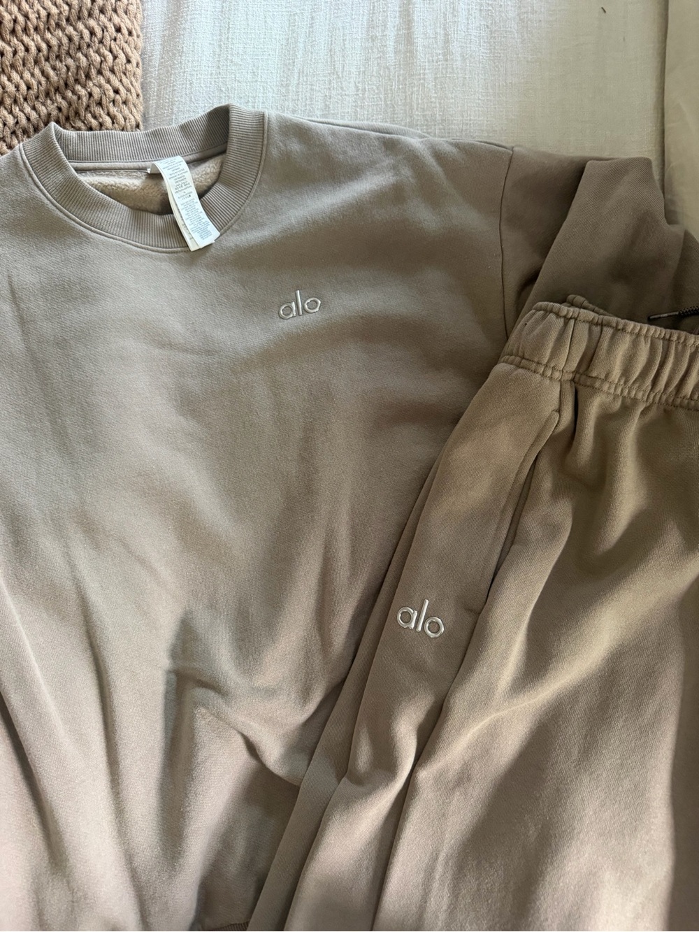 Alo Yoga Accolade Crew Neck Pullover & Wide Leg Sweatpant Set S